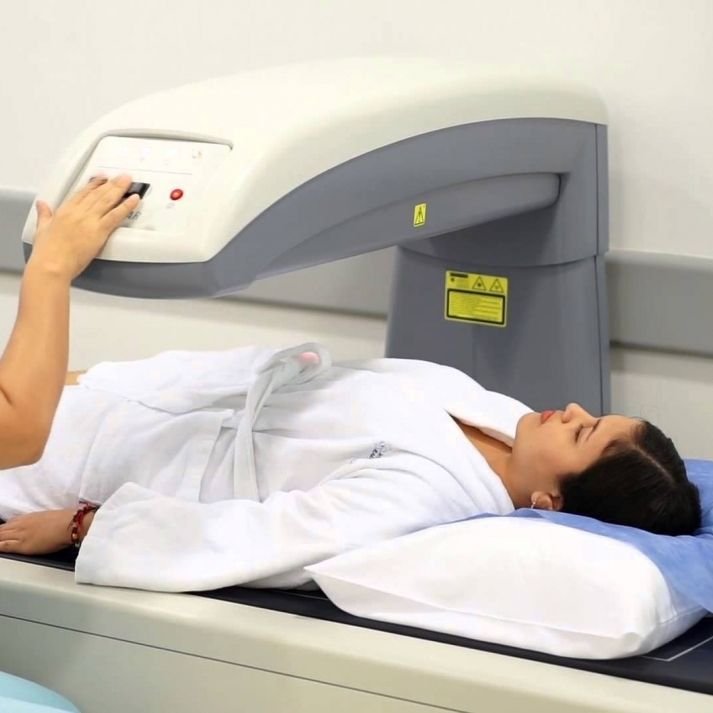 Fotografia de paciente realizando densitometria