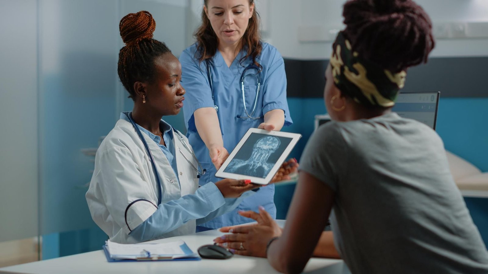 Imagem de médica olhando raio x de paciente com cuidado