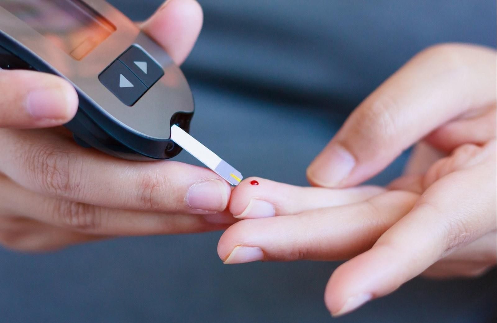 Fotografia de diabético mensurando índice glicêmico 